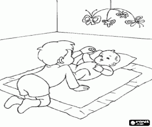 desenho de Beb� estirado no ch�o no seu cobertor e com um enforcamento m�veis, brincando com seu irm�o mais velho para colorir