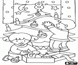 desenho de Uma menina e um menino enfeitam a �rvore de Natal para colorir
