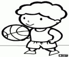 Menino, jogador de basquetebol com uma bola