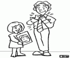 O pai colocou a gravata, enquanto a filha lhe dê um desenho com o seu retrato feito por ela mesma