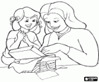 Mamã ou mãe abrindo com ilusão o presente da sua filha