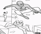 Spiderman, o herói, fugindo depois de capturar dois ladrões e deixando-os amarrados com sua teia de aranha