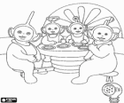 Os quatro Teletubbies com os babadores sentados à mesa na hora da refeição