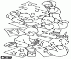 Grupo de crianças, desenhando e pintando o Natal
