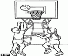 Crianças jogando basquete, jogando a bola para a cesta