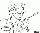 O policial falando em um walkie-talkie