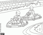 Dois karts de corrida em velocidade máxima