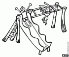 As crianças brincam no playground, no parquinho ou no parque infantil, descendo pelo escorregador e pendurando varas
