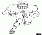 Jogador de ataque, running back, correndo com a bola em suas mãos durante um jogo de futebol americano