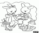 Um casal de coelhos estão pintando ovos para a Páscoa