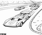 Carros de corrida no circuito Hot Wheels