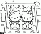 Hello Kitty e Mimmy no balanço do playground