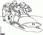 Os quatro membros da equipe empurrando o bobsleigh