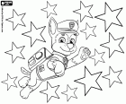 O salto do cão Chase em direção as estrelas. Um personagem Paw Patrol no tempo de Natal
