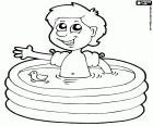 A criança tomando banho em uma pequena piscina inflável