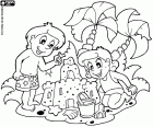 Os jogos com a areia da praia, uma atividade apreciada por ambas as crianças como os jovens. Crianças construindo um castelo de areia