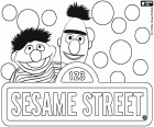 Ênio e Beto com o logotipo inglês original de SesameStreet. Vila Sésamo ou Rua Sésamo, a famosa série educacional de televisão chegou a as 50 temporadas. Os protagonistas são os bonecos bem conhecidos, os Muppets, uma criação de Jim Henson em 1969